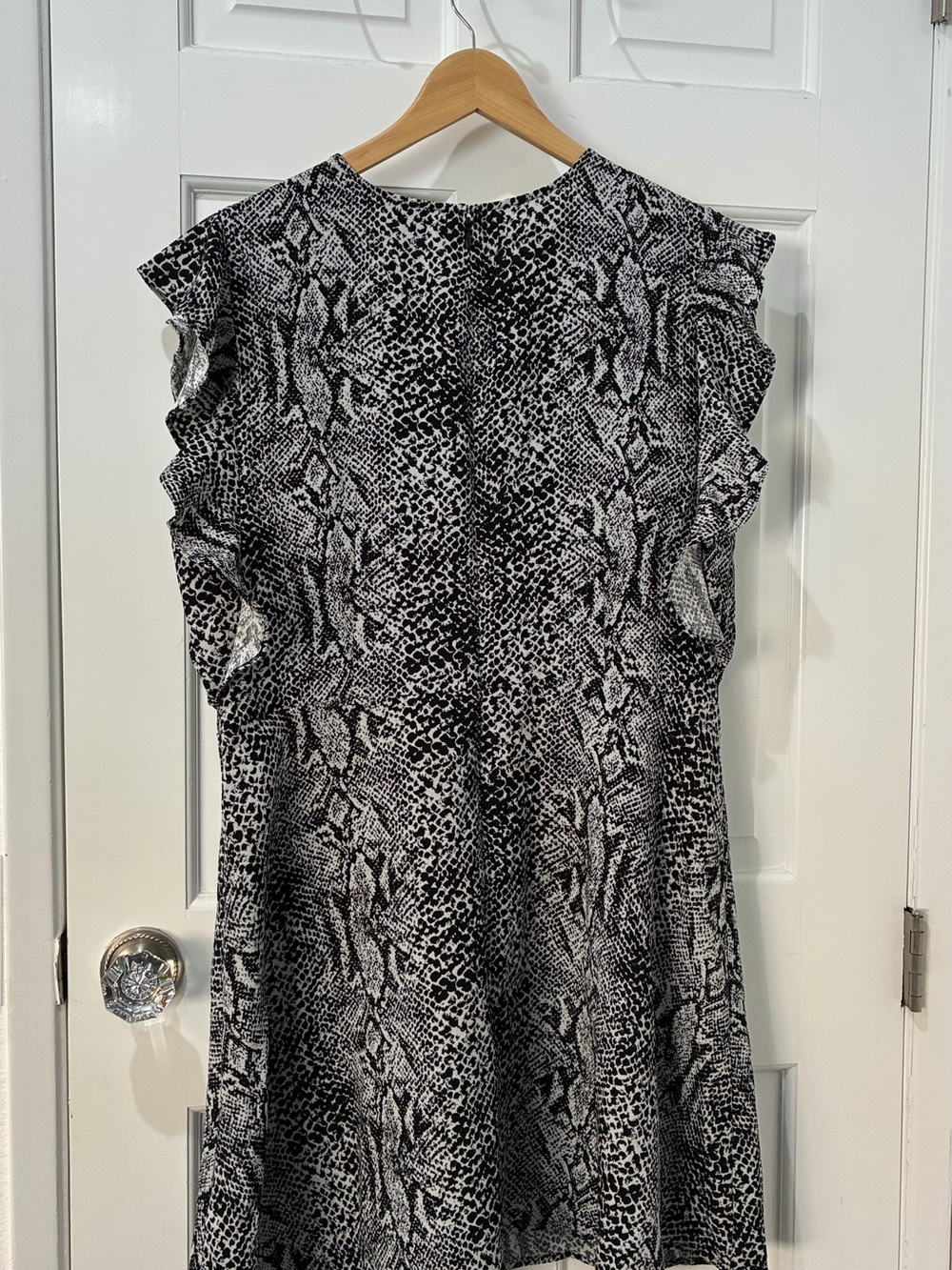 NWT Black and White Snakeskin Print Ruffle Sleeve Dress, XXL - Picture 4 of 8